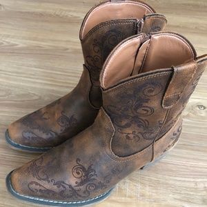 Roper Ankle Boots -8.5 - 1.5 inch heel - zipper closure